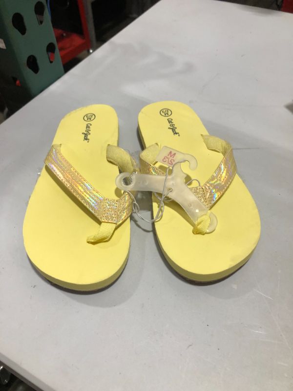 Photo 2 of Girls' Ava Slip-On Thong Sandals - Cat & Jack™ Size Medium (2/3)