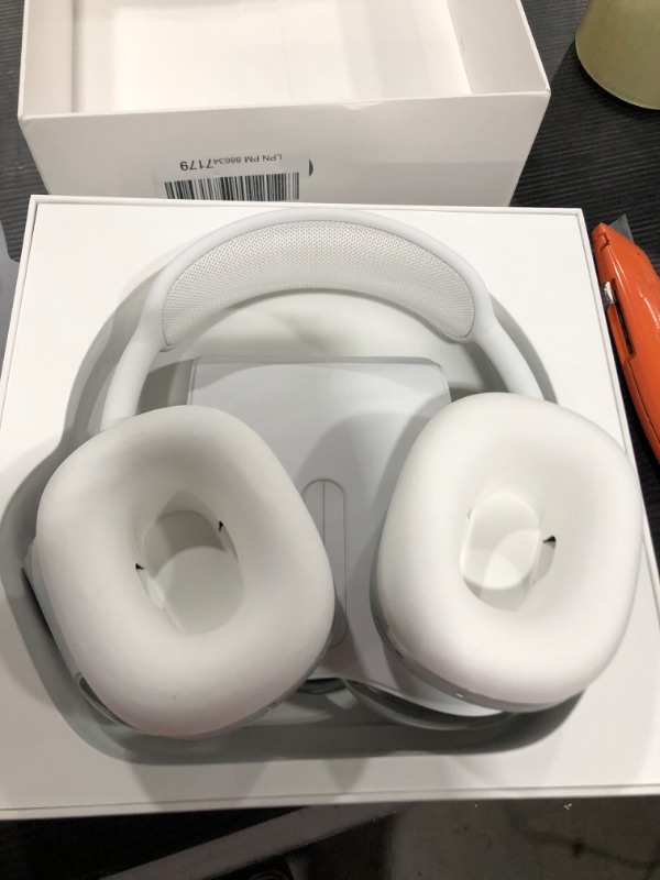 Photo 4 of Apple AirPods Max (Silver)
