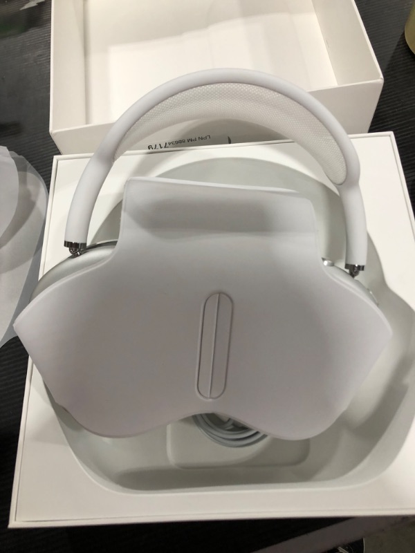 Photo 6 of Apple AirPods Max (Silver)
