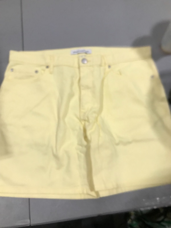 Photo 1 of AMAZON ESSENTIALS WOMENS SHORTS
SIZE 32  YELLOW 