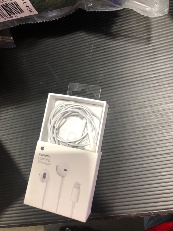 Photo 2 of Apple Wired EarPods with Lightning Connector

