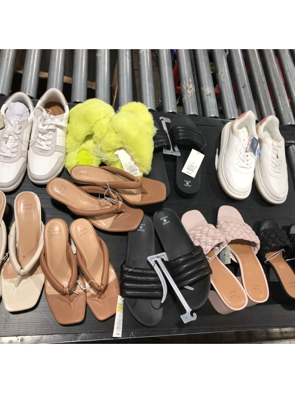 Photo 1 of A box lot of miscellaneous women's shoes/sandal's. 