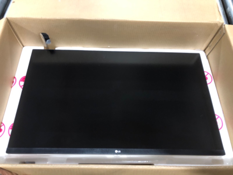 Photo 2 of LG 32UN550-W Monitor 32" UHD (3840 x 2160) Display