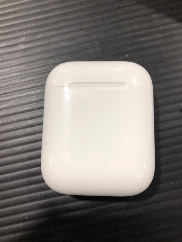 Photo 8 of Apple AirPods True Wireless Bluetooth Headphones (2nd Generation) with Charging Case
MISSING CHARGING CABLE 
