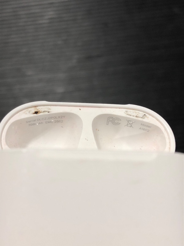 Photo 9 of Apple AirPods True Wireless Bluetooth Headphones (2nd Generation) with Charging Case
MISSING CHARGING CABLE 
