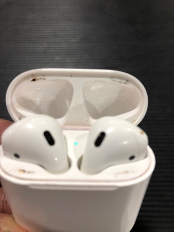 Photo 3 of Apple AirPods True Wireless Bluetooth Headphones (2nd Generation) with Charging Case
MISSING CHARGING CABLE 
