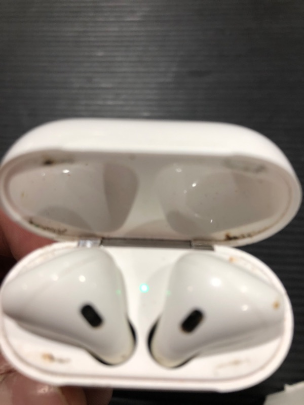 Photo 5 of Apple AirPods True Wireless Bluetooth Headphones (2nd Generation) with Charging Case
MISSING CHARGING CABLE 
