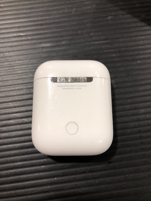 Photo 7 of Apple AirPods True Wireless Bluetooth Headphones (2nd Generation) with Charging Case
MISSING CHARGING CABLE 
