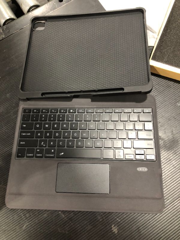 Photo 2 of TECPHILE - T5209D Wireless Keyboard Case for iPad
