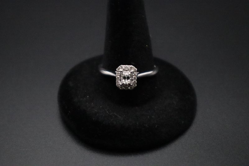 Photo 2 of 14K White Gold Engagement Ring With 1/4 Carat Diamond Size 7 (US) 