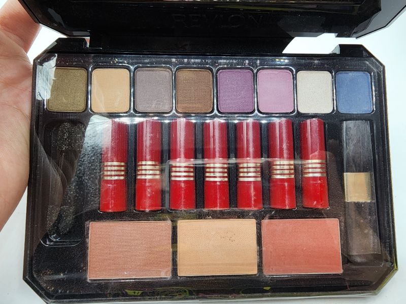 Photo 3 of Revlon Makeup Pallett, 8 Eyeshadows, 7 Lip Sticks, 3 Blush/Contour, 2 Brushes New 
