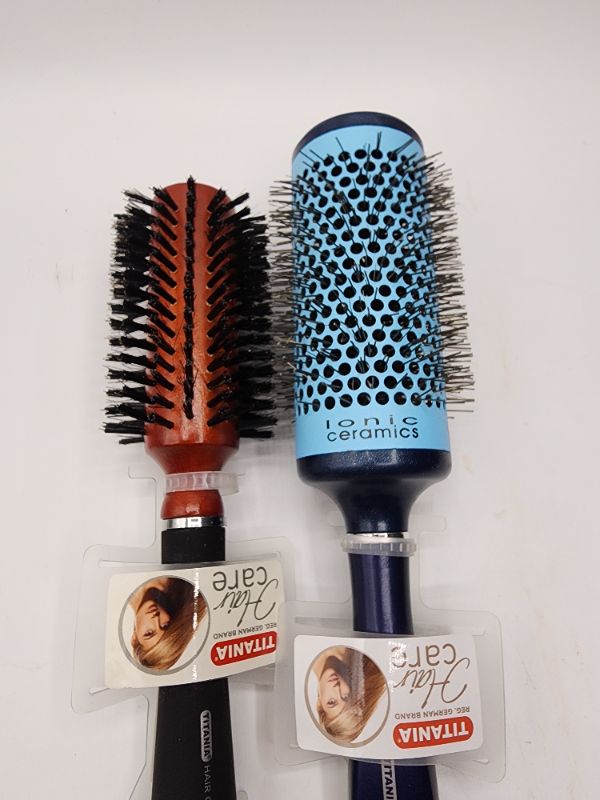 Photo 2 of Titania Brush Set With Comb and Side Combs 