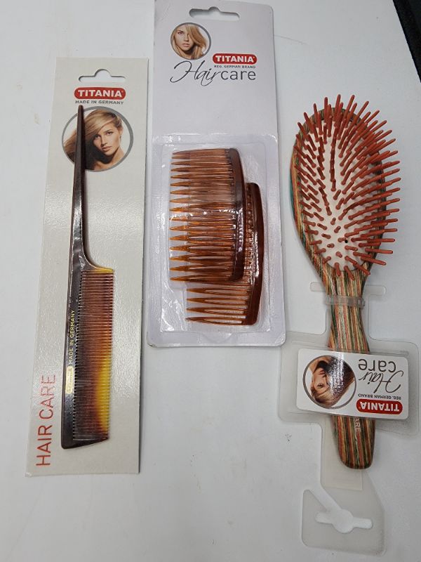 Photo 3 of Titania Brush Set With Comb and Side Combs 