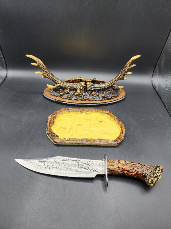 Photo 2 of BearsBowie Knife & antler Display Set, Reversable Plate