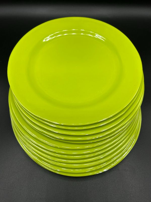 Photo 1 of 8" ROUND PLASTIC PLATES - 12CT - GREEN
