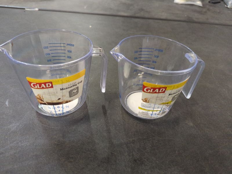 Photo 2 of GLAD - 2.5 Cup Plastic Measuring Cup - 2pcs