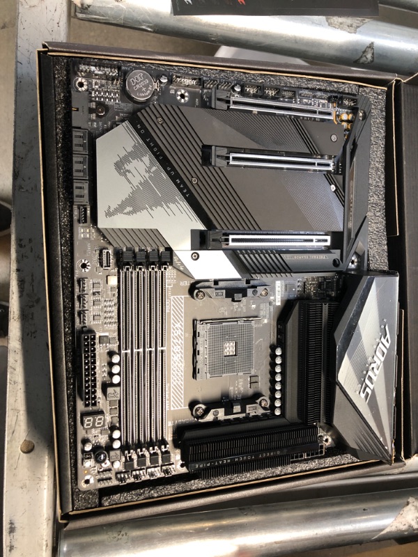 Photo 3 of GIGABYTE X570S AORUS Master (AMD/ X570S/ Ryzen 5000/ ATX/PCIe 4.0/ SATA 20Gb/s/USB 3.2/ Motherboard)