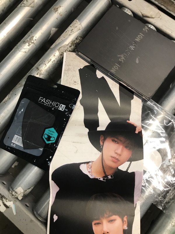 Photo 2 of [3 Giveaway] STRAY KIDS NOEASY 2nd Album [Limited Edition] CD+Folded Poster(On pack)+Extra Folded Poster(Random)+Extra Photocard+3D KPOP Face Mask (Limited ver)