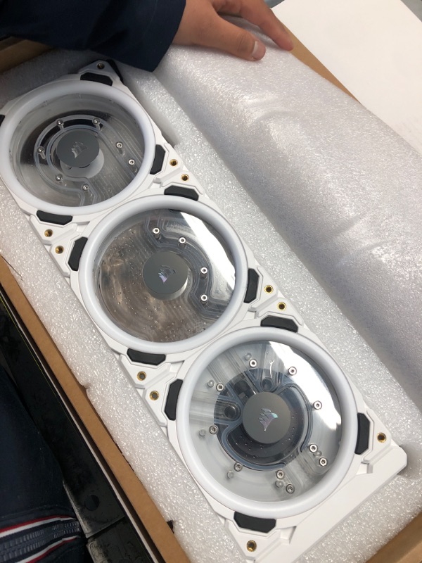 Photo 2 of CORSAIR Hydro X Series XD7 RGB Pump/Reservoir Combo - White - 360mm Distribution Plate System - D5 PWM Pump - 140ml Reservoir - 36 Individually Addressable RGB LEDs - Temperature Sensor XD7 RGB White