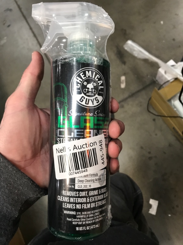 Photo 2 of Chemical Guys CLD_202_16 Signature Series Glass Cleaner (Works on Glass, Mirrors, Navigation Screens & More; Car, Truck, SUV and Home Use), Ammonia Free & Safe on Tinted Windows, 16 fl oz