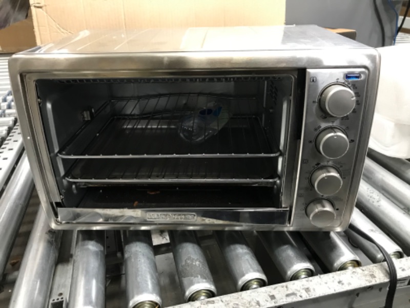 Photo 2 of Black+Decker WCR-076 Rotisserie Toaster Oven, 9X13, Stainless Steel
NEEDS REPAIR FRONT GLASS WINDOW IS OFF
