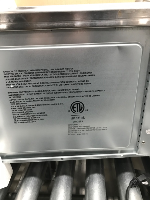 Photo 1 of Black+Decker WCR-076 Rotisserie Toaster Oven, 9X13, Stainless Steel
NEEDS REPAIR FRONT GLASS WINDOW IS OFF
