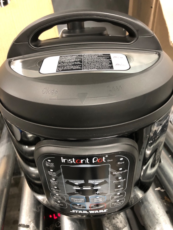 Photo 2 of *** POWERS ON *** Instant Pot Star Wars Duo 6-Qt. Pressure Cooker, Darth Vader