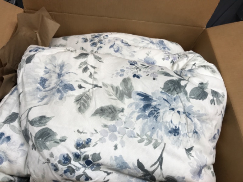 Photo 1 of Bed Comforter *Unknown size*
