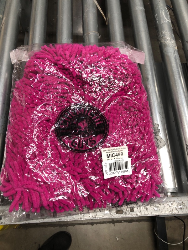 Photo 2 of Chemical Guys MIC499 Big Mofo Chenille Microfiber Premium Scratch-Free Wash Mitt, 1 Pack Magenta X-Large