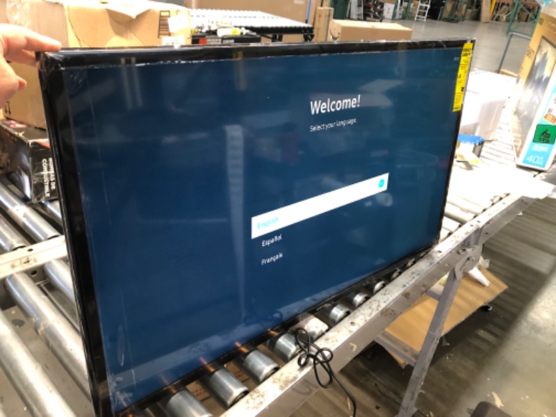 Photo 3 of **FAINT LINE THRU SCREEN **SAMSUNG 40-inch Class LED Smart FHD TV 1080P (UN40N5200AFXZA, 2019 Model)
