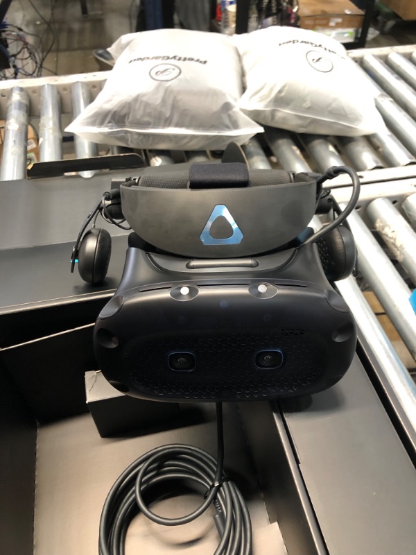 Photo 7 of HTC Vive Cosmos Elite Virtual Reality System
