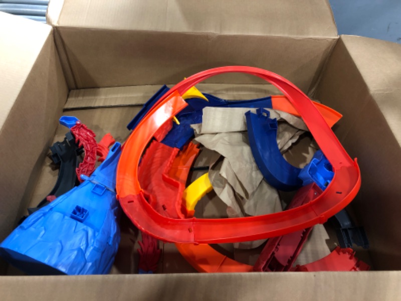 Photo 2 of Hot Wheels - Volcano Escape Motorized Track Set - Orange/Blue
