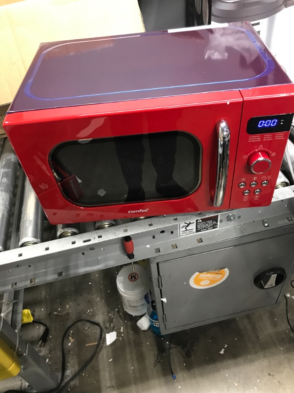 Photo 2 of ***tested**powered on***COMFEE' Retro Small Microwave Oven With Compact Size, 9 Preset Menus, Position-Memory Turntable, Mute Function, Countertop Microwave Perfect For Small Spaces, 0.7 Cu Ft/700W, Red, AM720C2RA-A