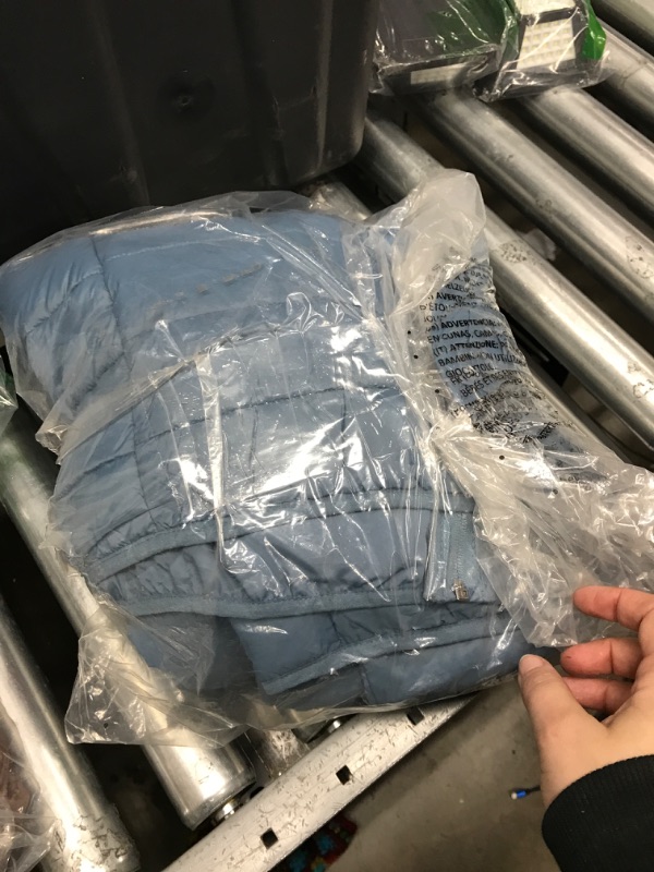 Photo 2 of ***OPENED LIKE NEW*** Amazon Essentials Men's Packable Lightweight Water-Resistant Puffer Jacket Medium Light Blue