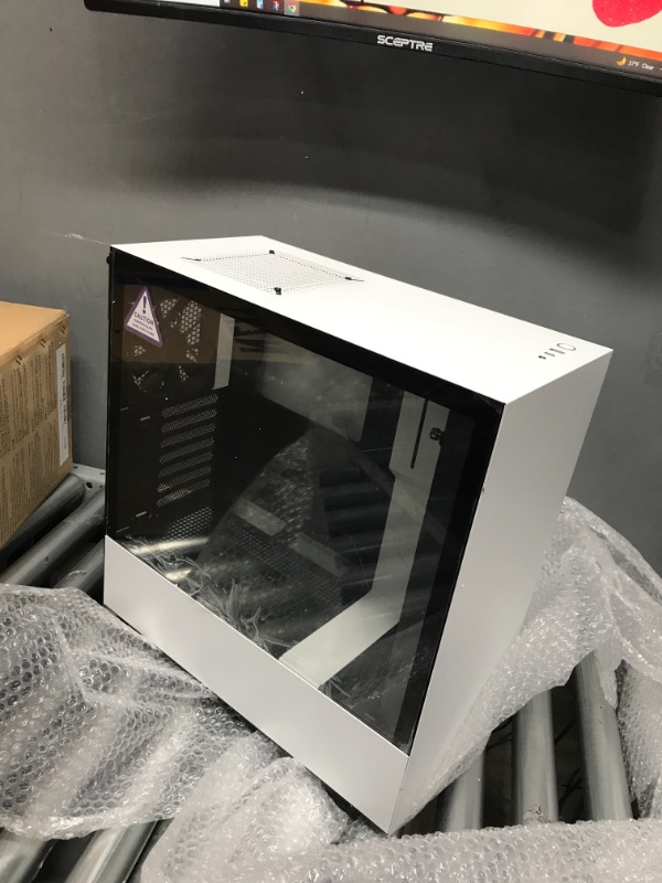 Photo 2 of NZXT - H510 Compact ATX Mid-Tower Case with Tempered Glass - Matte White