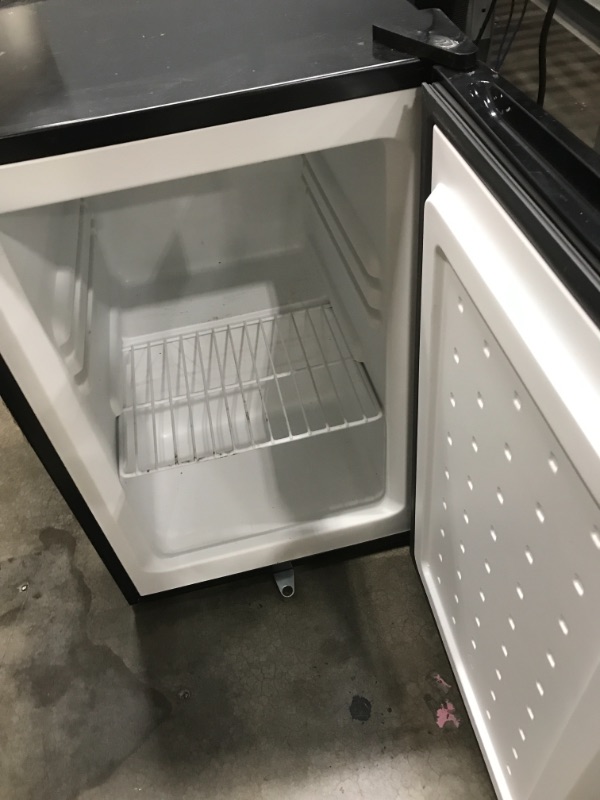 Photo 4 of *** USED** Whynter CUF-210SS Energy Star 2.1 cubic feet Upright Freezer Stainless Steel door with Security Lock with Reversible Door Stainless Steel -2.1 Cubic Feet Freezer