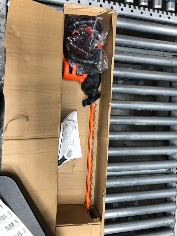 Photo 2 of ***missing glove and battery***BLACK+DECKER Hedge Trimmer, 22-Inch with Easy-Fit All Purpose Glove (BEHT350FF & BD505L) 22" Trimmer 