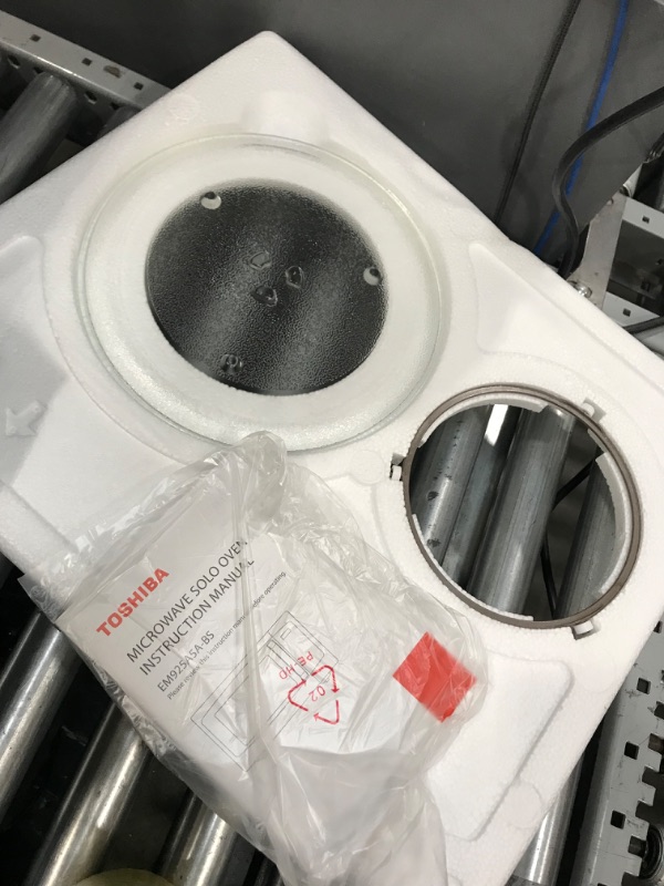 Photo 1 of TOSHIBA EM925A5A-BS Countertop Microwave Oven, 0.9 Cu Ft With 10.6 Inch Removable Turntable, 900W, 6 Auto Menus, Mute Function & ECO Mode, Child Lock, LED Lighting, Black Stainless Steel