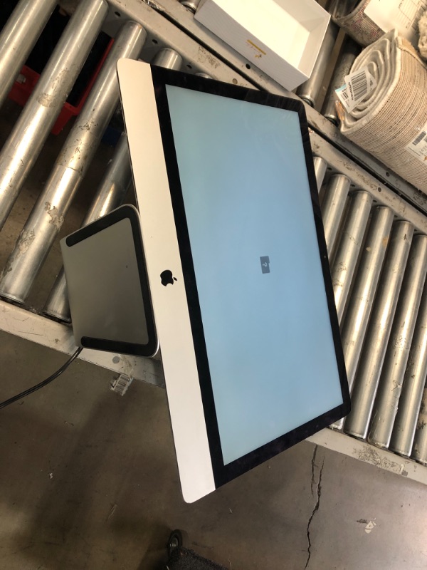 Photo 1 of Apple iMac MK472LL/A 27-Inch Retina 5K Desktop (3.2 GHz Intel Core i5, 8GB DDR3, 1TB, Mac OS X) 
