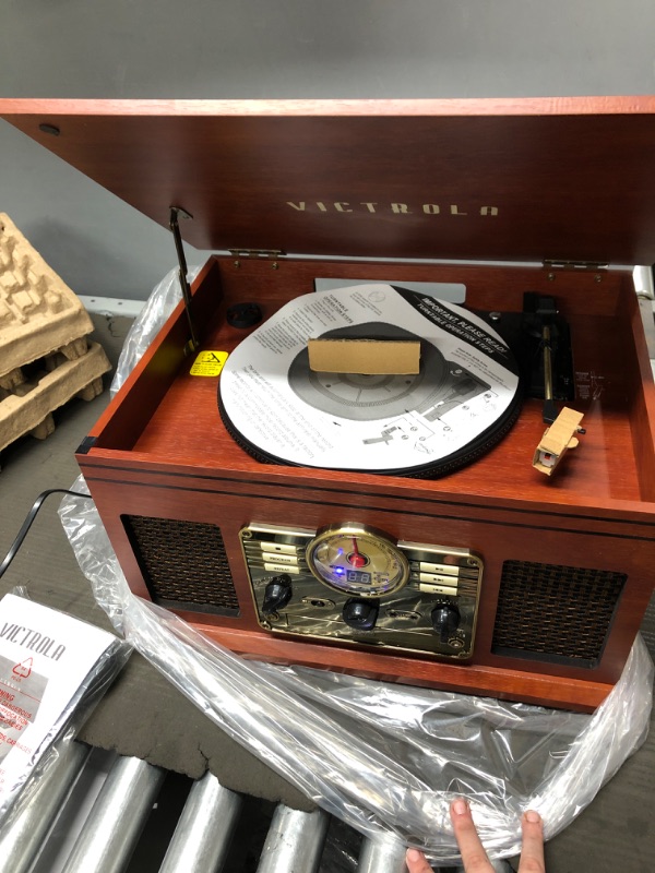 Photo 2 of ***FACTORY SEALED; TESTED WORKING SEE NOTES*** Victrola Nostalgic 7-in-1 Bluetooth Record Player & Multimedia Center with Built-in Speakers - 3-Speed Turntable, CD & Cassette Player, AM/FM Radio, USB | Wireless Music Streaming | Mahogany Mahogany (USB) En