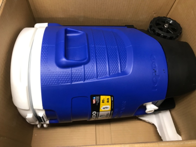 Photo 2 of **NONREFUNDABLE**DAMAGED**SEE NOTES**
Igloo 5 Gallon Wheeled Portable Sports Cooler Water Beverage Dispenser with Flat Seat Lid, Blue, Model Number: 42256 Majestic Blue 5 Gallon