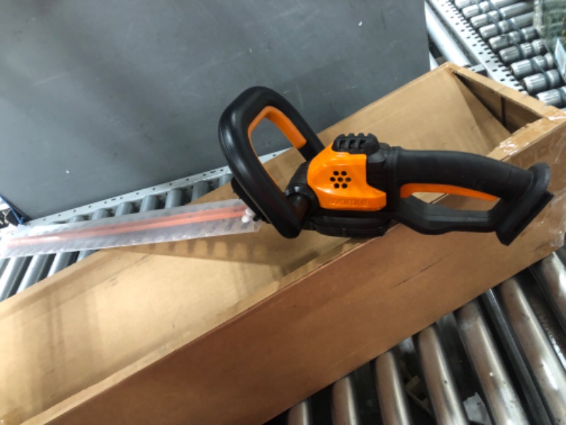 Photo 2 of WORX WG261.9 20V Power Share 22" Cordless Hedge Trimmer (Tool Only)
******MISSING BATTERY PACK********
