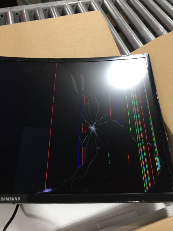 Photo 2 of SAMSUNG LC27F398FWNXZA SAMSUNG C27F398 27 Inch Curved LED Monitor
CRACKED SCREEN