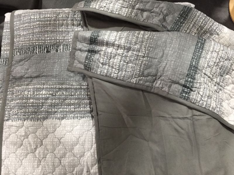 Photo 1 of 90x90in Grey and White Quilt Reversible with 2 Shams