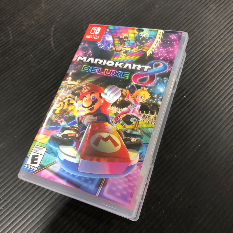 Photo 2 of Mario Kart 8 Deluxe - Nintendo Switch

