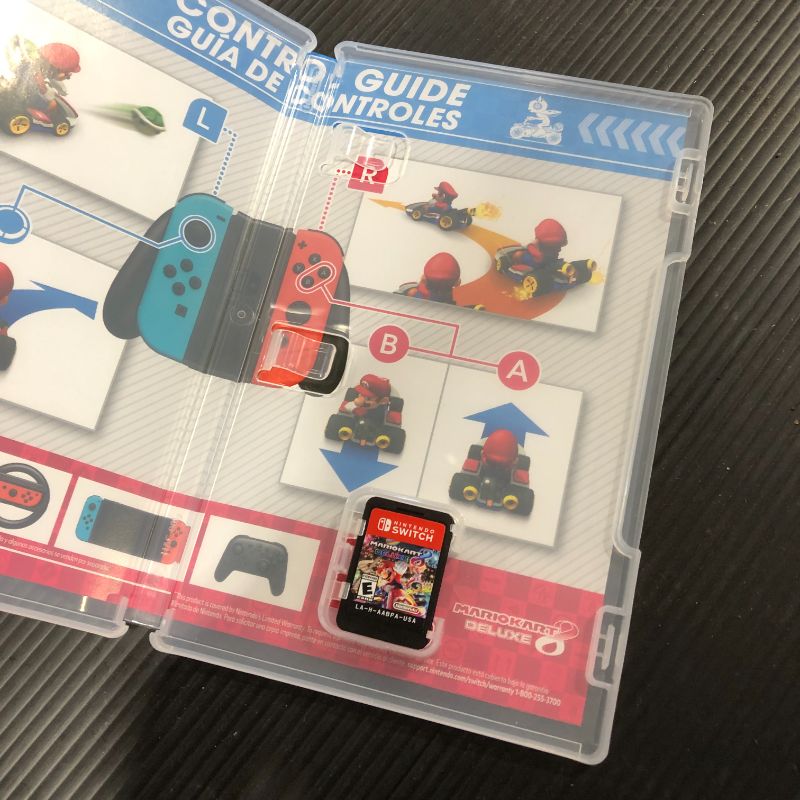 Photo 3 of Mario Kart 8 Deluxe - Nintendo Switch

