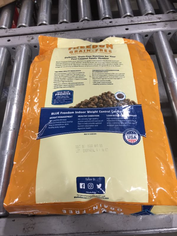 Photo 1 of Blue Buffalo Freedom Grain Free Natural Indoor Weight Control Adult Dry Cat Food, Chicken 11-lb
