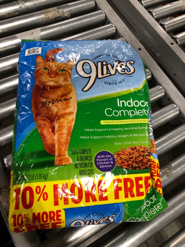 Photo 2 of 9 Lives Indoor Complete with Chicken & Salmon Flavor Dry Cat Food, 13.2-lb Bag
