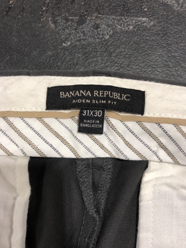 Photo 4 of BANANA REPUBLIC Factory Mens Aiden Stretch Slim Fit Chino Pants. CHARCOAL GREY. SIZE 31 X 30. PRIOR USE. PHOTO FOR REFERENCE.

