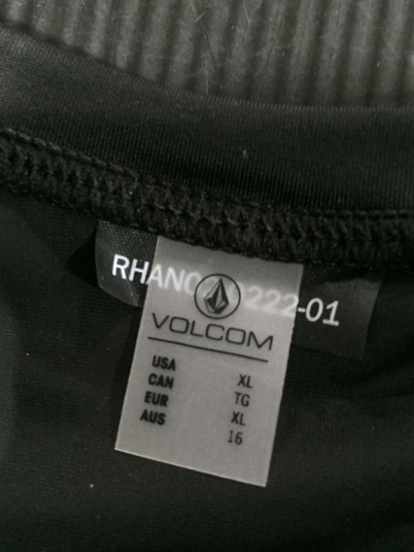 Photo 2 of MEN'S VOLCOM COMPRESSION SHIRT 
SIZE XL